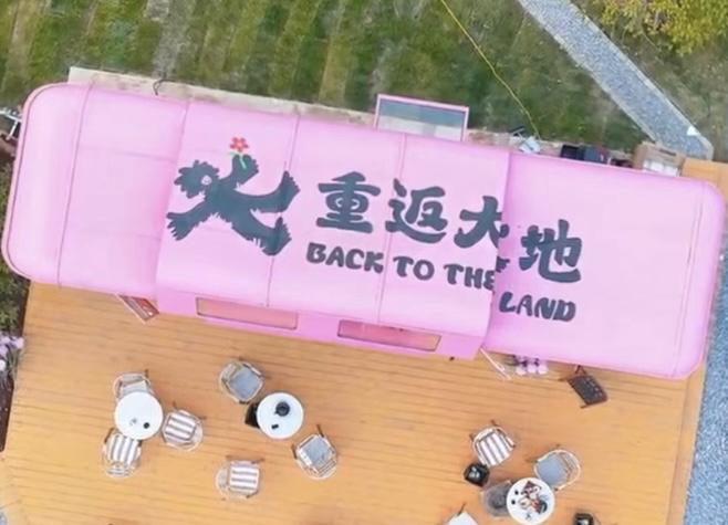 俯拍“重返大地青年共建社区”内的咖啡车。