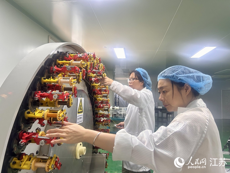 工作人员正在做·“鼻腔支架”编织