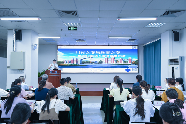 南寧師范大學莫運佳教授進行政策、理論知識方面授課。覃光嬋攝