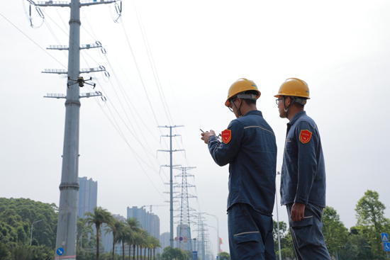 7月19日，南方電網廣西防城港供電局對220千伏竹新線、110千伏竹山線開展台風登陸前的巡視工作。熊秋月攝