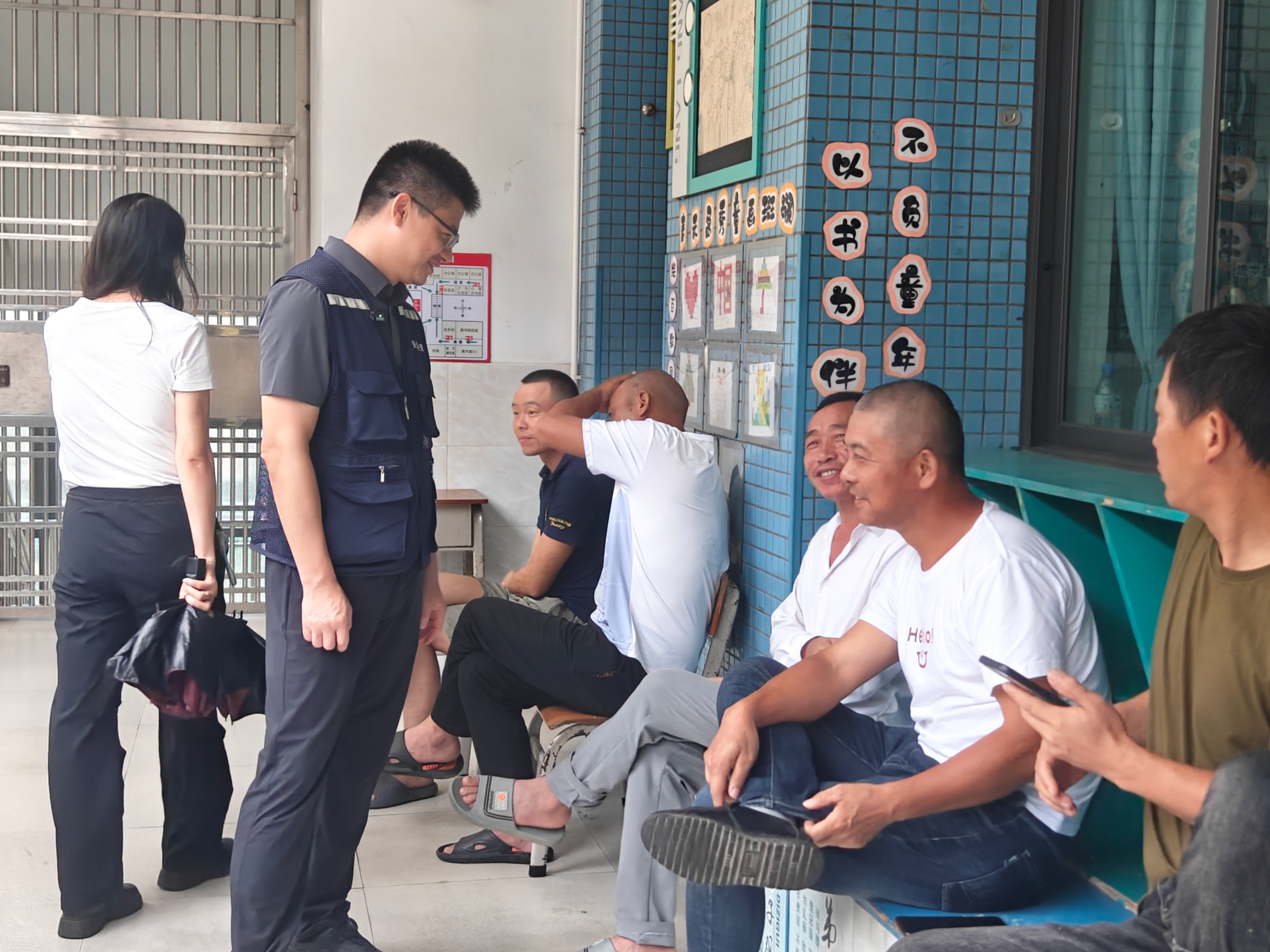 珠海一防风避险点内,群众在此休息