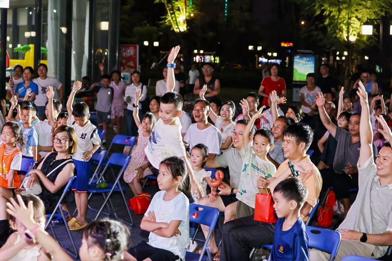 市民熱情互動。方鹽攝