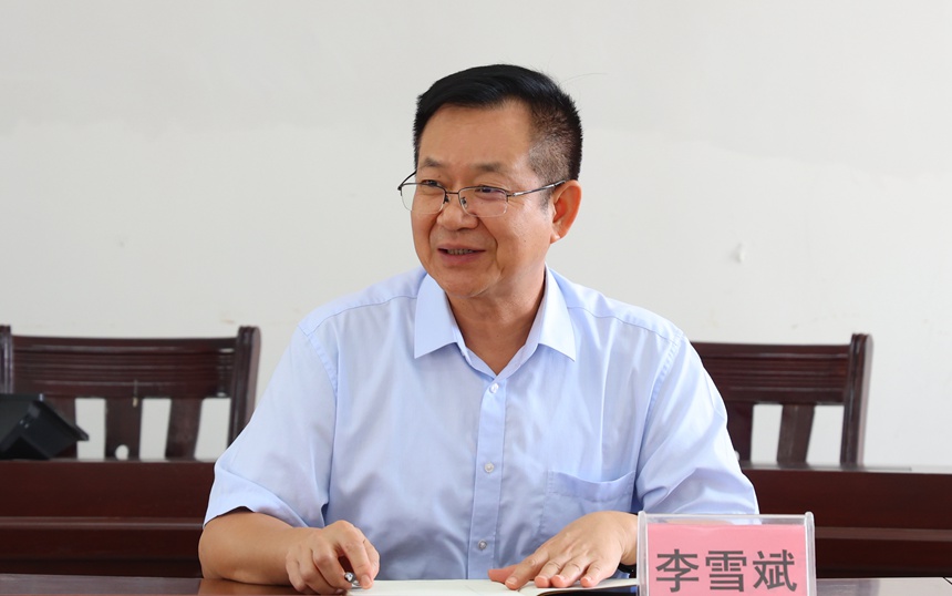 座談會上，李雪斌對駐村工作隊提出工作意見。麻霄漢攝