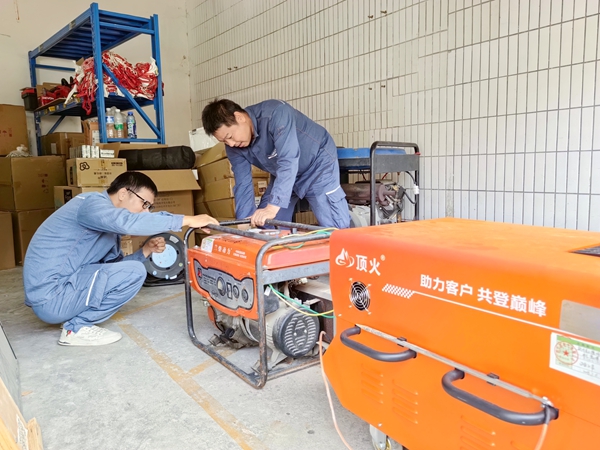 工作人員對應急發電機等應急物資開展檢查。王麗攝