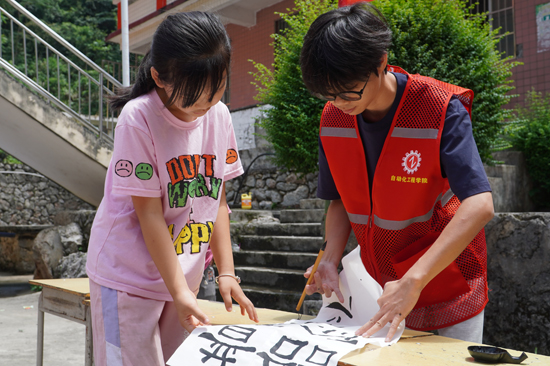 大學生展示書法。覃黃兆攝