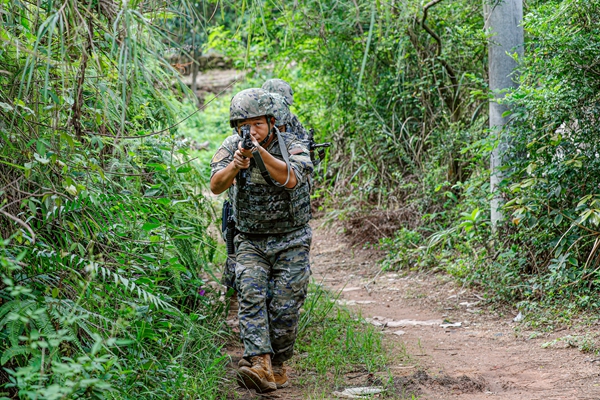 武警官兵快速隐蔽。