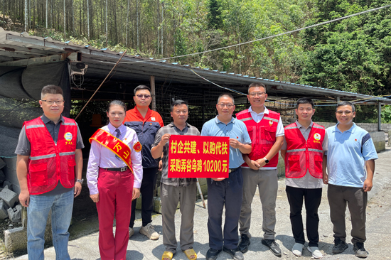 村企业共建，以购带扶。何茜摄