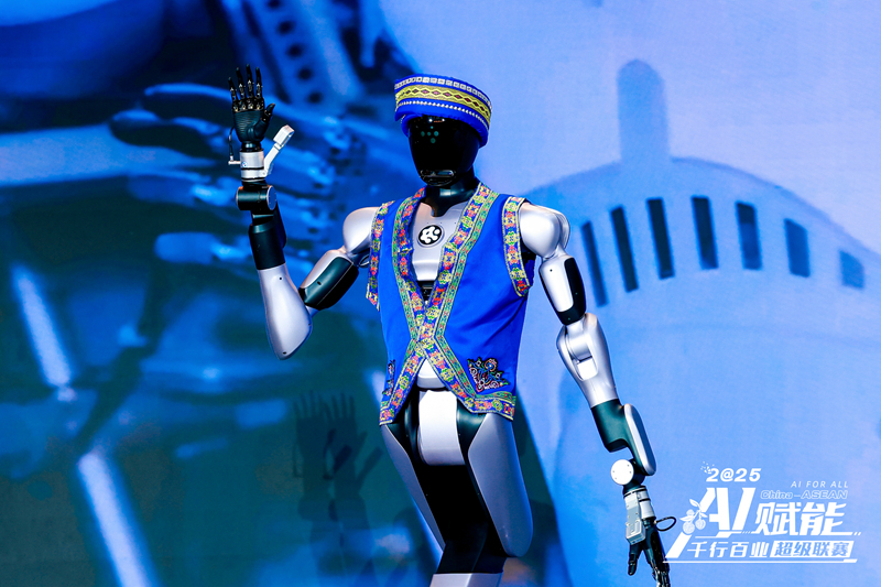 具身智能机器人‘爱宝’亮相AI超级联赛