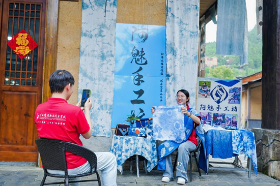 隊員在非遺扎染手工坊開展直播。梁培寧攝