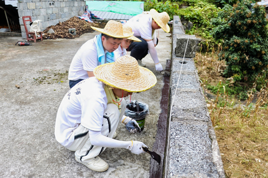 “缮居匠师”在为村民修缮房屋。广西建设职业技术学院供图