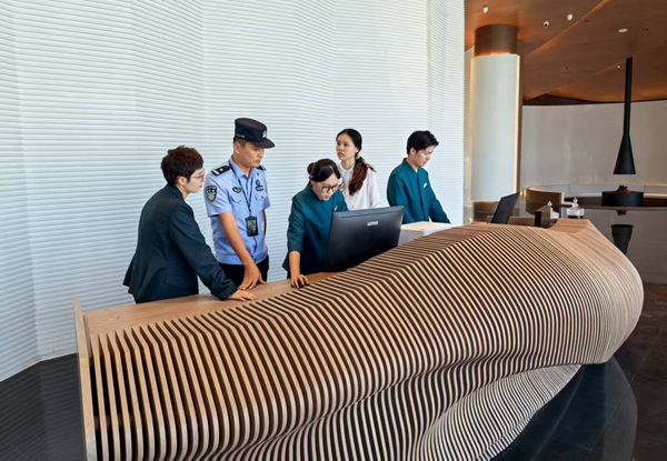 民警对白沙湾新开展酒店进行安全检查。