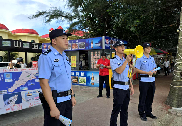 民辅警在白浪滩开展防溺水宣传。