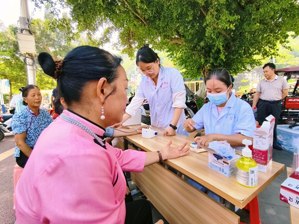 武漢大學基礎醫學院和右江民族醫學院附屬醫院聯合到西林縣開展義診活動