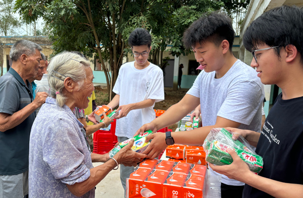 志願者為老人送上牙膏、香皂等生活用品