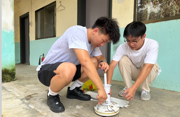 志願者為老人維修小家電