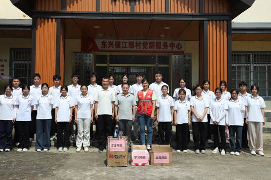 實踐團與江那村共建農家書屋。學校供圖