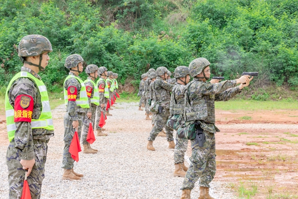武警官兵在进行手枪射击考核。