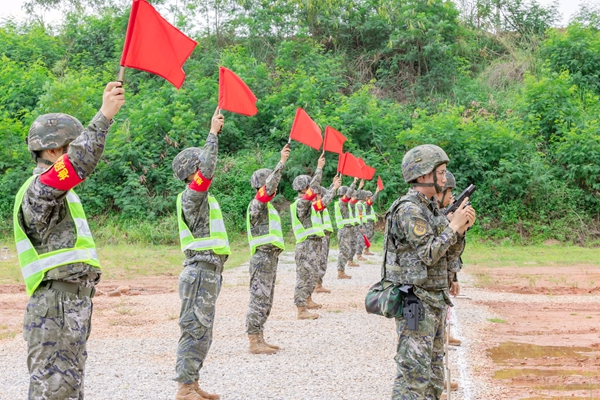 武警官兵在进行手枪射击考核。