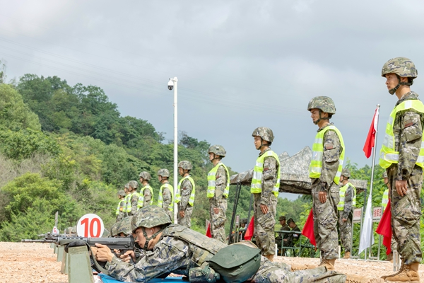 武警官兵在进行自动步枪射击考核。
