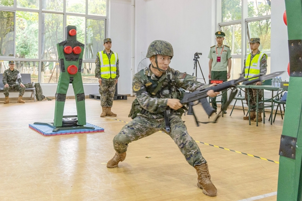 武警官兵在进行刺杀考核。