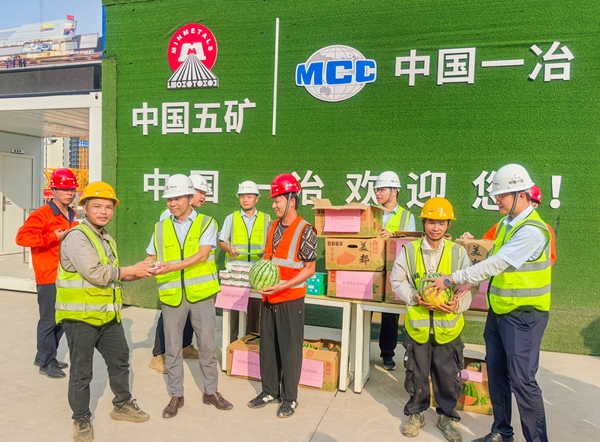 为一线作业人员发放防暑降温物资。中国一冶供图