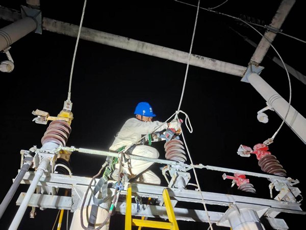 电力工作人员在高温下紧急抢修