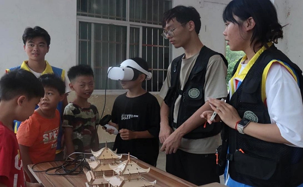 小朋友深度體驗VR科技