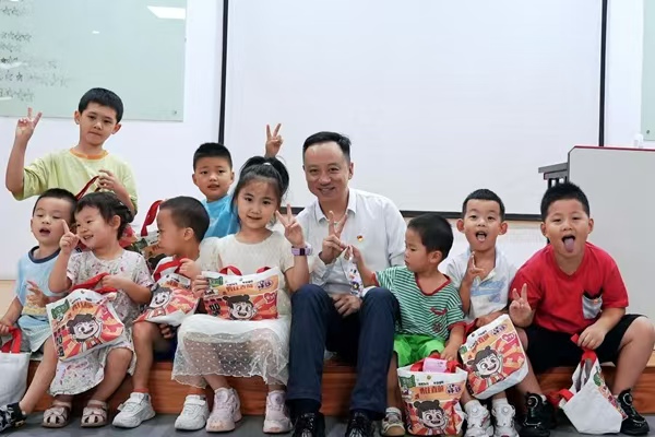 孩子们收到了精心准备的成长礼包。