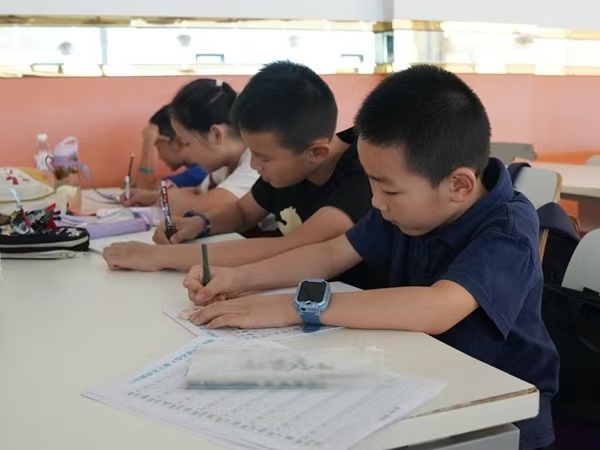孩子们在认真完成作业。