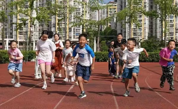 孩子们在阳光下奔跑。