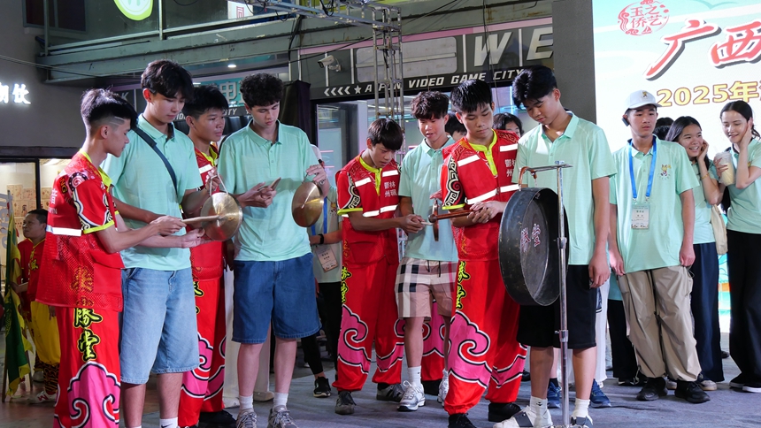 华裔青少年体验国家非遗玉林八音