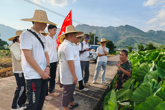 實踐團調研羅老二御芋緣家庭農場。學校供圖