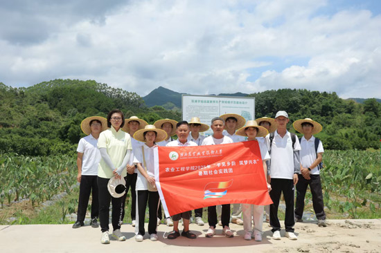 實踐團合影。學校供圖