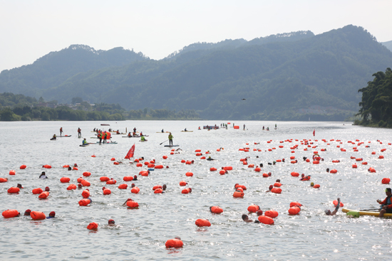 泳友在平乐美丽的山水间畅游漓江“最后一公里”。张晓摄