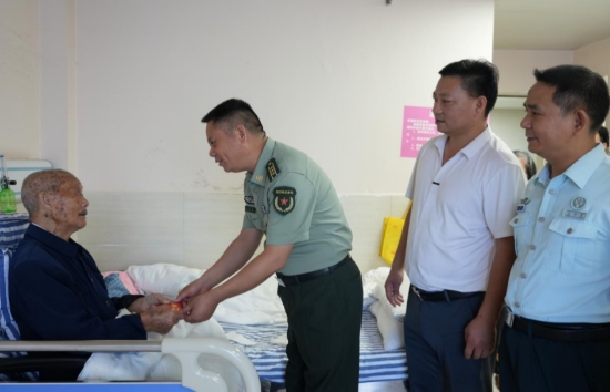 新宁县人武部领导看望慰问101周岁抗日老兵。供图