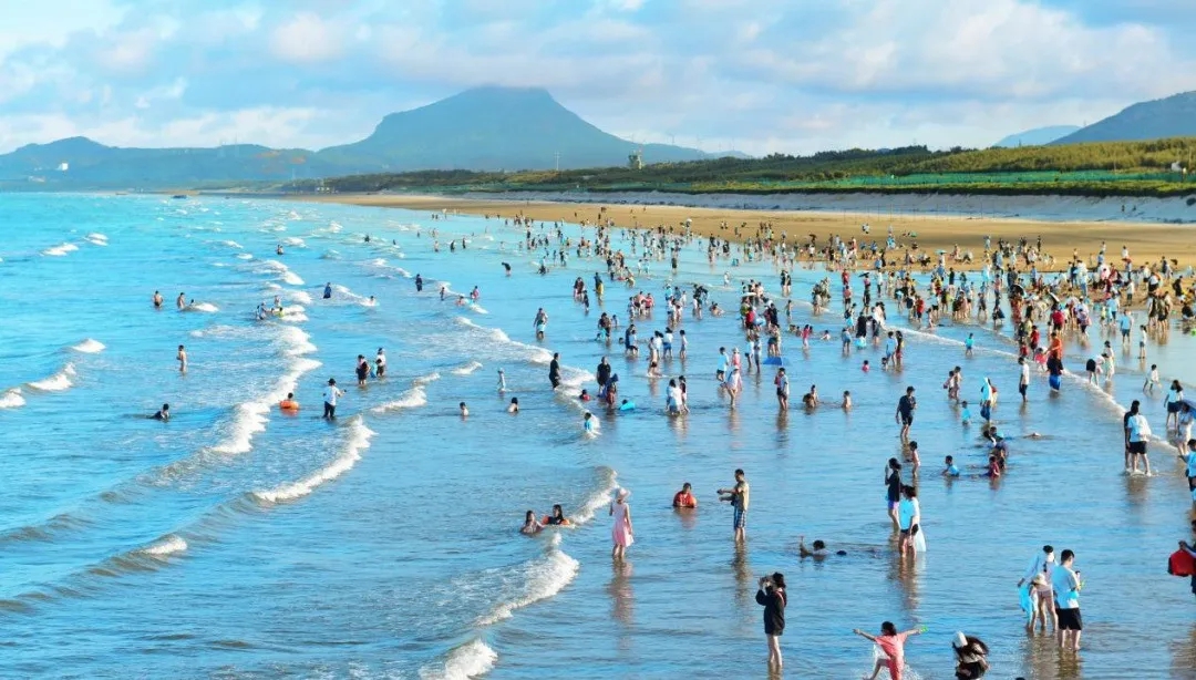 下沙海滩游人如织。长乐区融媒体中心供图