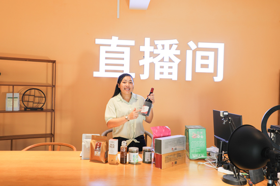 凌云县下甲镇平怀村村民张桂林正在直播间介绍凌云特色产品。周俊位摄