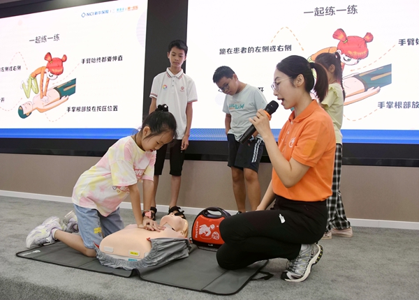 青少年正在学习急救知识。新华保险广西分公司供图