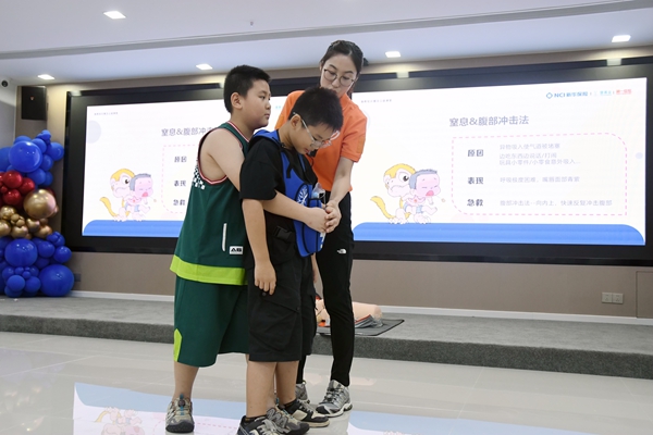 青少年正在学习急救知识。
