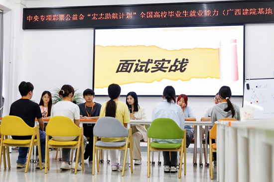 模拟面试。广西建院供图