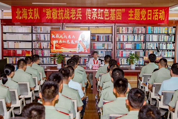 抗战老兵张耀森为官兵讲述战斗经历。