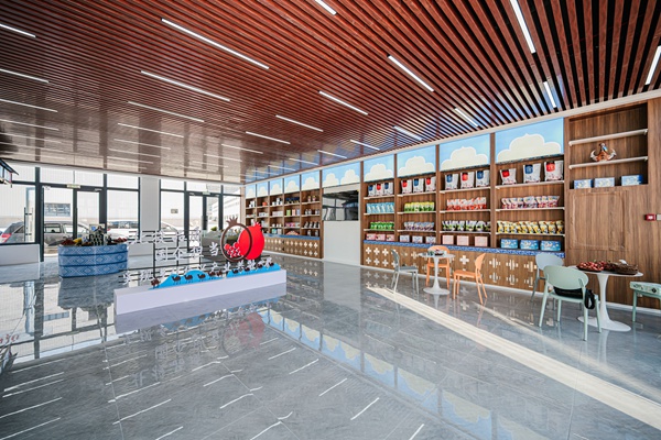北投興農公司新疆中央集配中心暨疆桂特色產品展示館內部。廣西廣路集團供圖