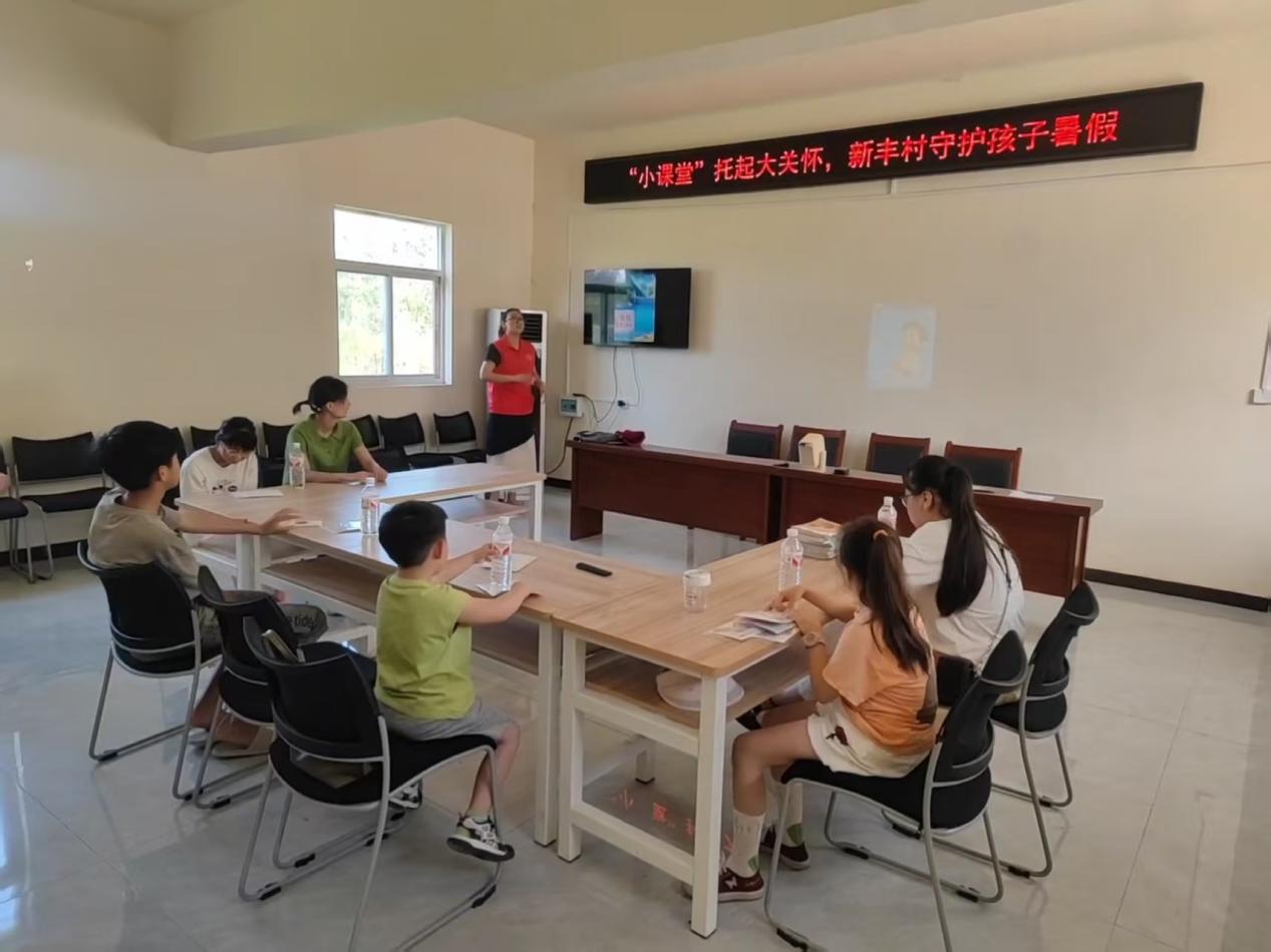 辅导老师正在播放安全教育视频。