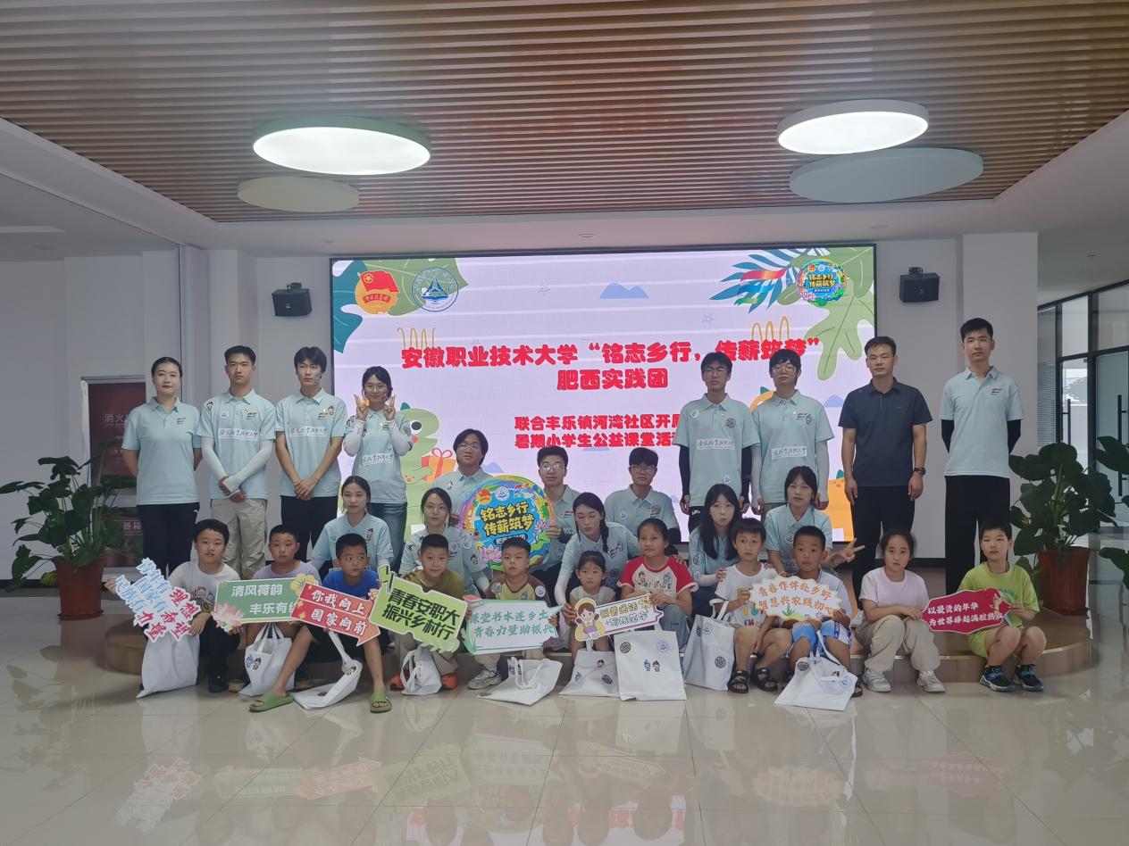 大学生志愿者正在为孩子们展示街舞动作。