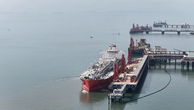 巴拿马籍液化气船“尖峰汽船”轮停靠在中燃湄洲湾5万吨级液化烃专用码头