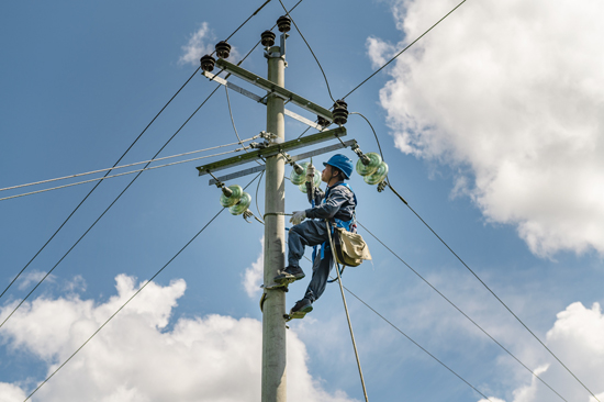 南方電網廣西新電力集團西林供電公司工作人員登檢施工作業。王光明攝