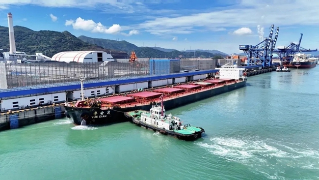 货轮顺利停靠福州港罗源湾港区可门作业区