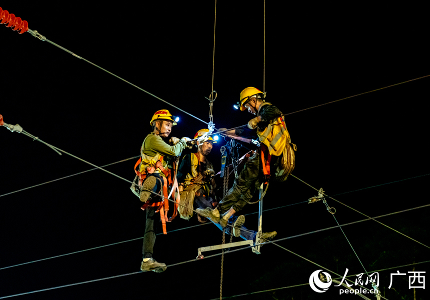 欽州供電段對接觸網進行調節作業。