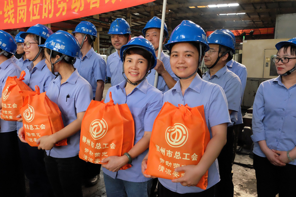 柳州市总工会慰问组给一线职工们送上清凉包。张晓悦摄