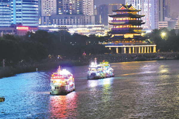 南宁市2025年三季度“惠聚邕城·乐享消费”活动期间，学生可享邕江夜游船票3折优惠。记者宋延康摄